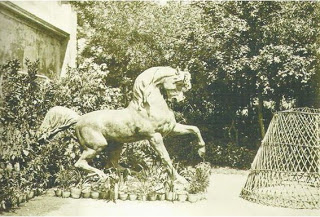 Atlı Köşk'ün girişindeki heykel